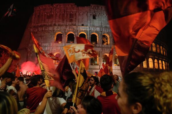 Người hâm mộ Roma mừng chiến thắng trước Đấu trường La Mã ở Rome. - Sputnik Việt Nam