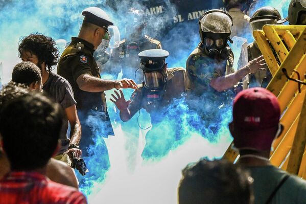 Cảnh sát sử dụng hơi cay để giải tán sinh viên biểu tình ở Colombo. - Sputnik Việt Nam