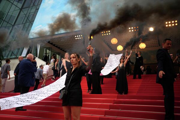 Dòng chữ &quot;129 vụ giết phụ nữ kể từ Liên hoan phim Cannes lần trước&quot; tại buổi ra mắt phim &quot;Holy Spider&quot; ở Cannes. - Sputnik Việt Nam
