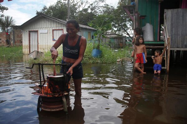 Người phụ nữ chuẩn bị thức ăn trong trận lũ lụt sông Negro ở Irandub, bang Amazonas, Brazil. - Sputnik Việt Nam