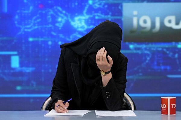 Người dẫn chương trình truyền hình Khatereh Ahmadi trong bản tin trên kênh TOLO NEWS ở Kabul, Afghanistan. - Sputnik Việt Nam