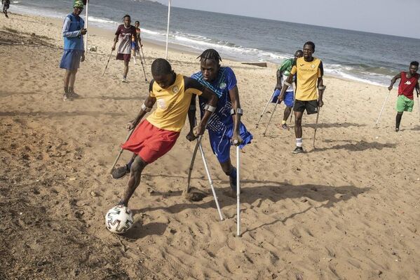Các thành viên của đội bóng Hiệp hội Thể thao Leg Amputee chơi bóng đá ở Freetown, Sierra Leone. - Sputnik Việt Nam