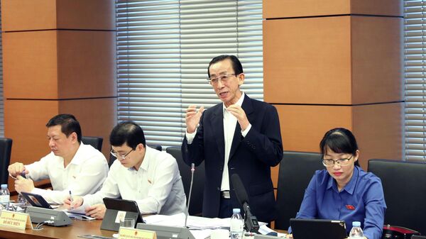 Quốc hội thảo luận ở tổ về đánh giá bổ sung kết quả thực hiện kế hoạch phát triển KT-XH và NSNN năm 2021 - Sputnik Việt Nam