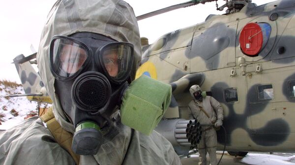 Quân đội Ukraina trong bộ quần áo bảo hộ - Sputnik Việt Nam