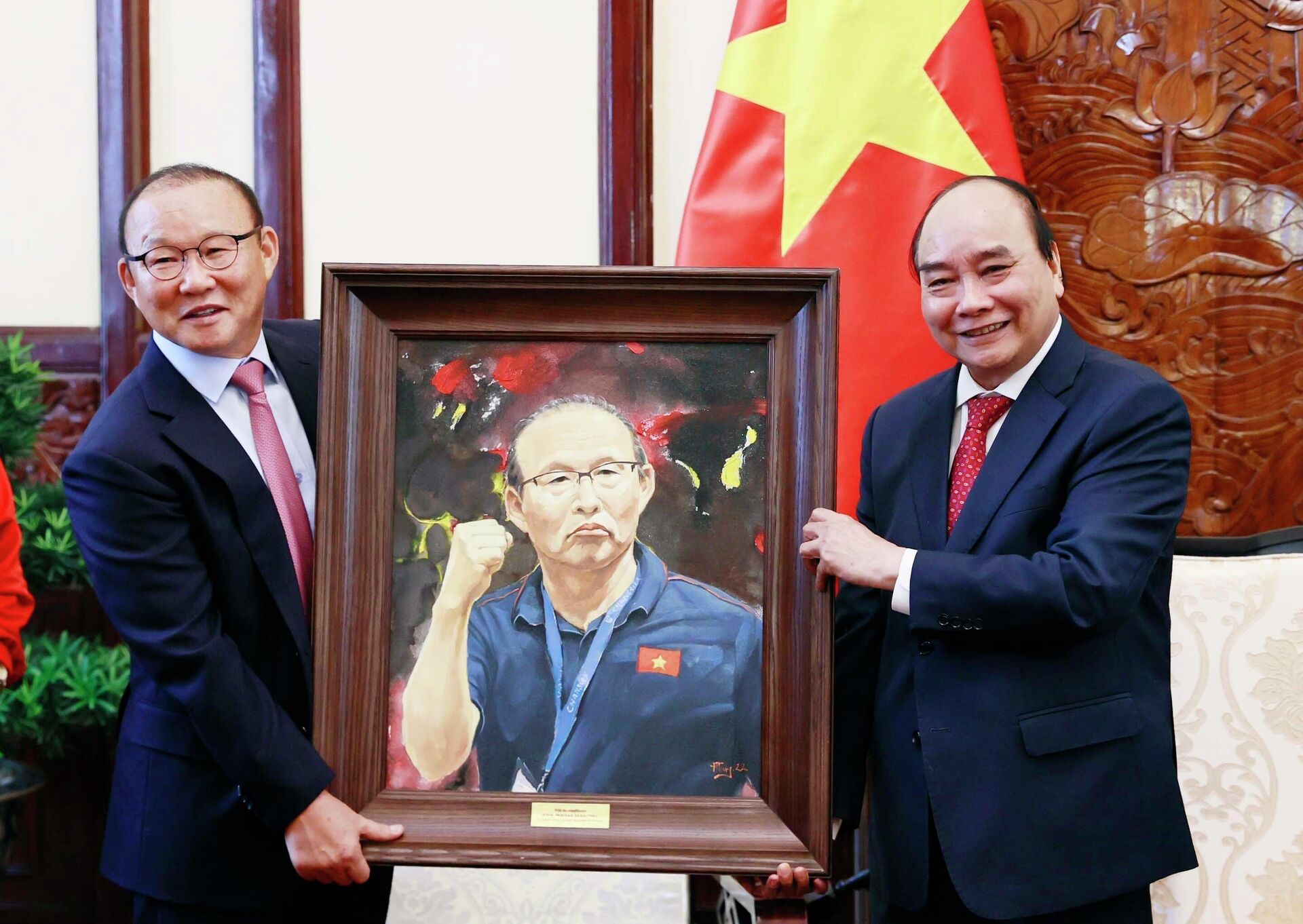 Chủ tịch nước Nguyễn Xuân Phúc tặng quà lưu niệm cho Huấn luyện viên Park Hang-seo. - Sputnik Việt Nam, 1920, 28.05.2022