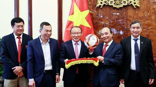 Chủ tịch nước Nguyễn Xuân Phúc tiếp Huấn luyện viên Park Hang Seo và Mai Đức Chung - Sputnik Việt Nam