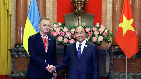 Chủ tịch nước Nguyễn Xuân Phúc tiếp Đại sứ Ukraina Gaman Oleksandr trình Quốc thư - Sputnik Việt Nam