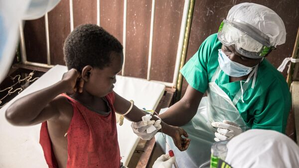 Lấy mẫu máu của một đứa trẻ để xét nghiệm bệnh đậu mùa khỉ ở Cộng hòa Trung Phi, 2018 - Sputnik Việt Nam