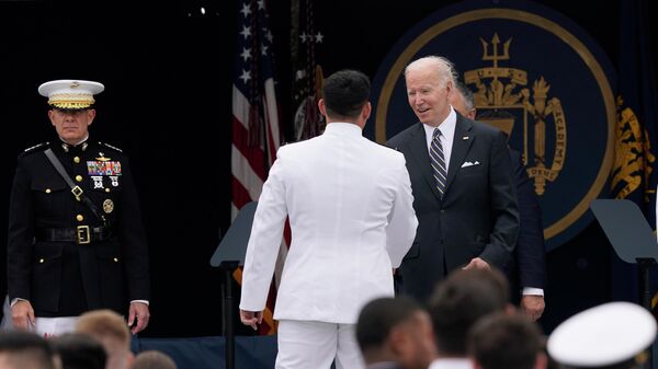 Tổng thống Hoa Kỳ Joe Biden chào mừng các sinh viên tốt nghiệp Học viện Hải quân tại Sân vận động Tưởng niệm Thủy quân lục chiến ở Annapolis - Sputnik Việt Nam