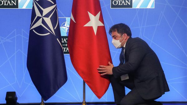 Cờ của NATO và Thổ Nhĩ Kỳ tại hội nghị thượng đỉnh ở Brussels - Sputnik Việt Nam