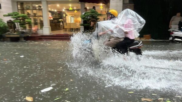 Mưa lớn gây ngập úng nhiều tuyến phố ở Thủ đô  - Sputnik Việt Nam