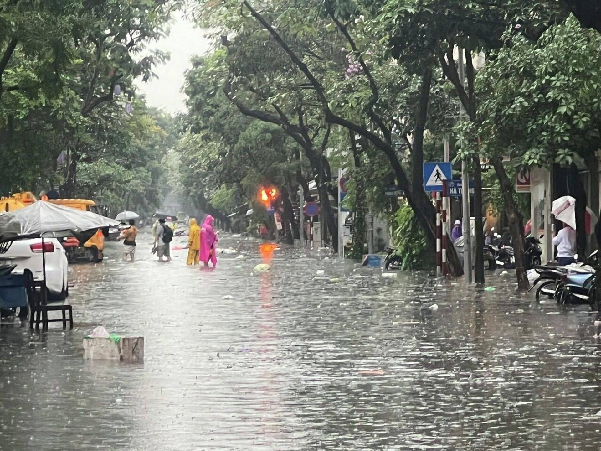 Mưa lớn gây ngập úng nhiều tuyến phố ở Thủ đô - Sputnik Việt Nam, 1920, 30.05.2022