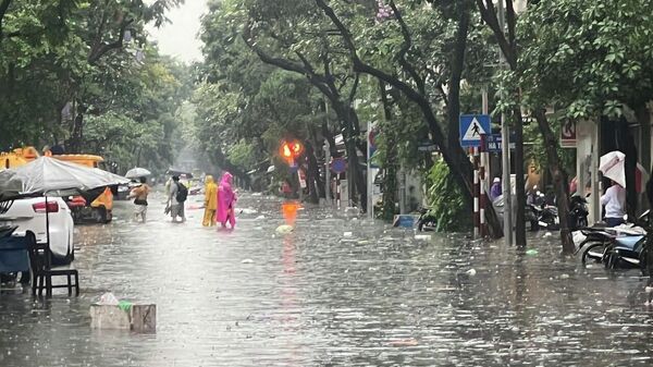 Mưa lớn gây ngập úng nhiều tuyến phố ở Thủ đô - Sputnik Việt Nam