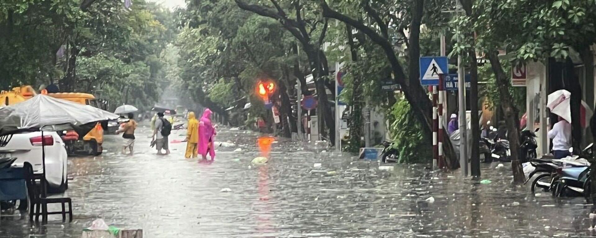 Mưa lớn gây ngập úng nhiều tuyến phố ở Thủ đô - Sputnik Việt Nam, 1920, 31.05.2022