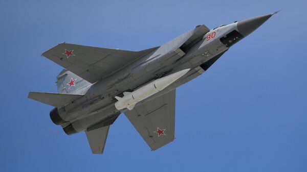 Máy bay chiến đấu đa năng MiG-31 với tên lửa siêu thanh Kinzhal - Sputnik Việt Nam