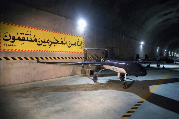 Máy bay không người lái tại căn cứ dưới lòng đất ở Iran. - Sputnik Việt Nam