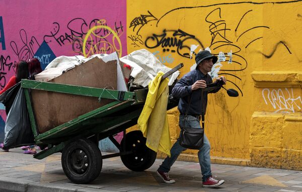 Jesus Maria Perez đi qua các đường phố ở Bogota để thu thập rác tái chế, Colombia. - Sputnik Việt Nam