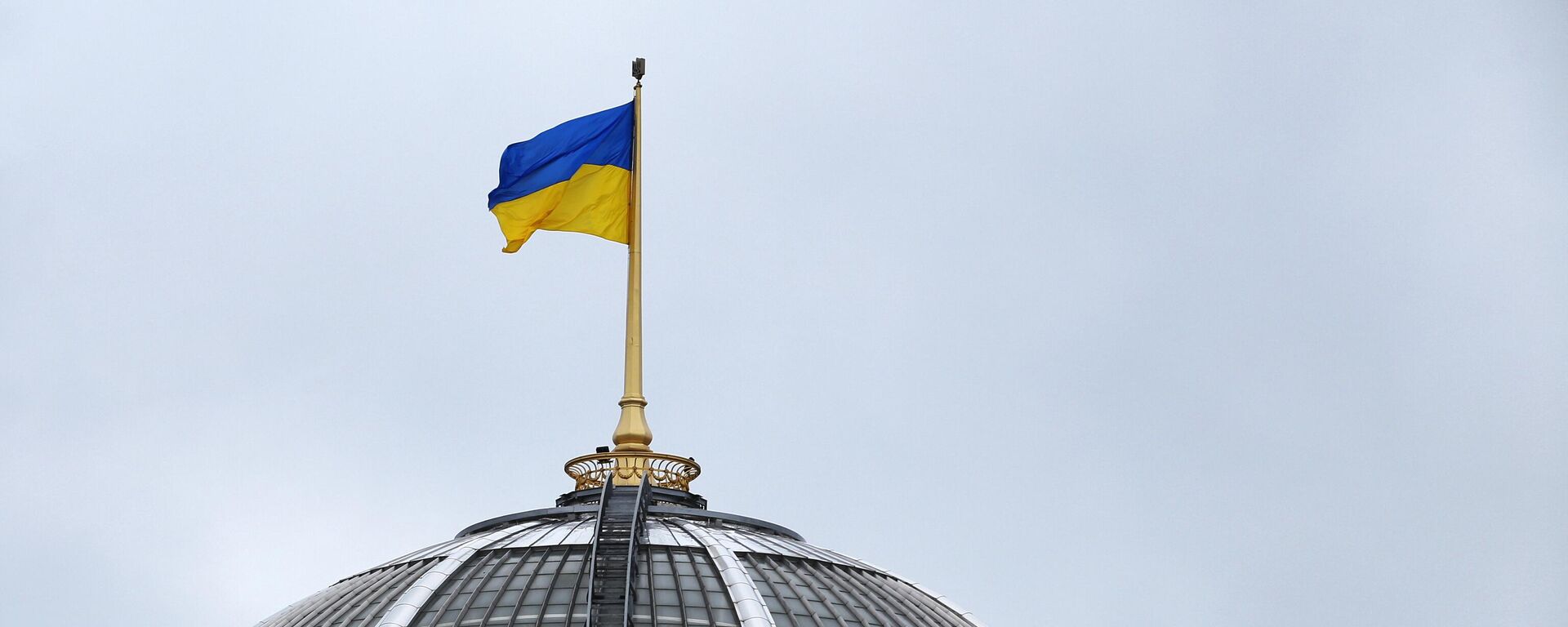 Quốc kỳ Ukraina trên tòa nhà Verkhovna Rada ở Kiev - Sputnik Việt Nam, 1920, 13.06.2022