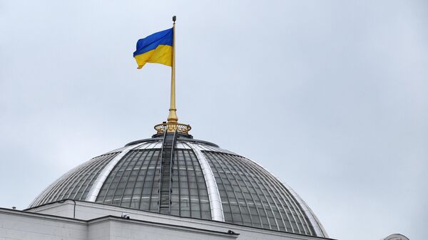 Quốc kỳ Ukraina trên tòa nhà Verkhovna Rada ở Kiev - Sputnik Việt Nam
