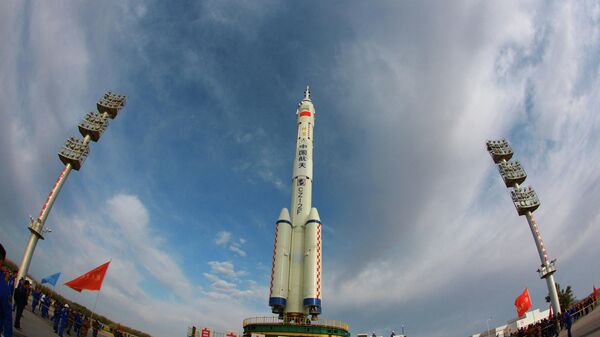 Tên lửa đẩy Long March-2F với tàu vũ trụ Thần Châu-13 của Trung Quốc trên bệ phóng tại sân bay vũ trụ Tửu Tuyền. - Sputnik Việt Nam