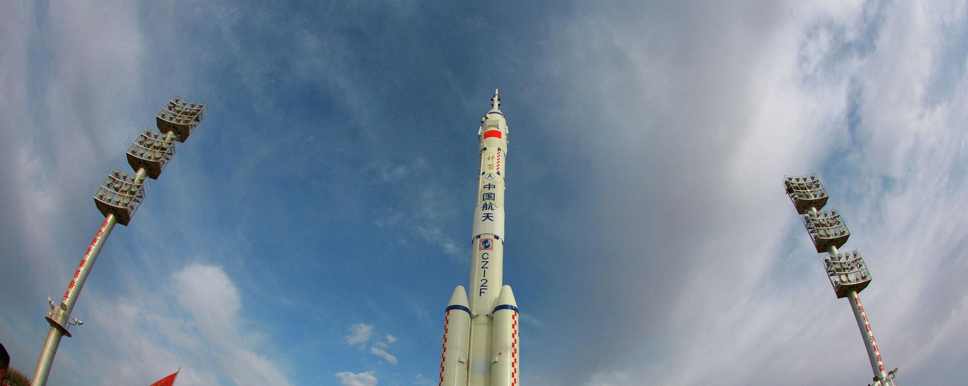 Tên lửa đẩy Long March-2F với tàu vũ trụ Thần Châu-13 của Trung Quốc trên bệ phóng tại sân bay vũ trụ Tửu Tuyền. - Sputnik Việt Nam, 1920, 31.05.2022