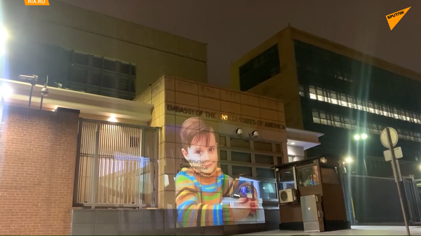 Trên tường Đại sứ quán Hoa Kỳ ở Matxcơva chiếu đoạn video với cảnh những đứa trẻ Donbass bị giết chết - Sputnik Việt Nam