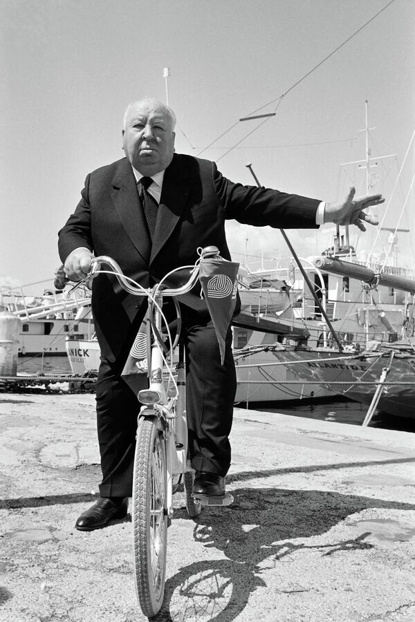 Đạo diễn người Anh Alfred Hitchcock đi xe đạp đến Liên hoan phim Quốc tế Cannes năm 1972. - Sputnik Việt Nam