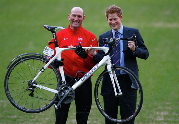 Hoàng tử Harry của Anh đạp xe với Lawrence Dallaglio, cựu cầu thủ bóng bầu dục Anh, tại Sân vận động Twickenham ở London. - Sputnik Việt Nam
