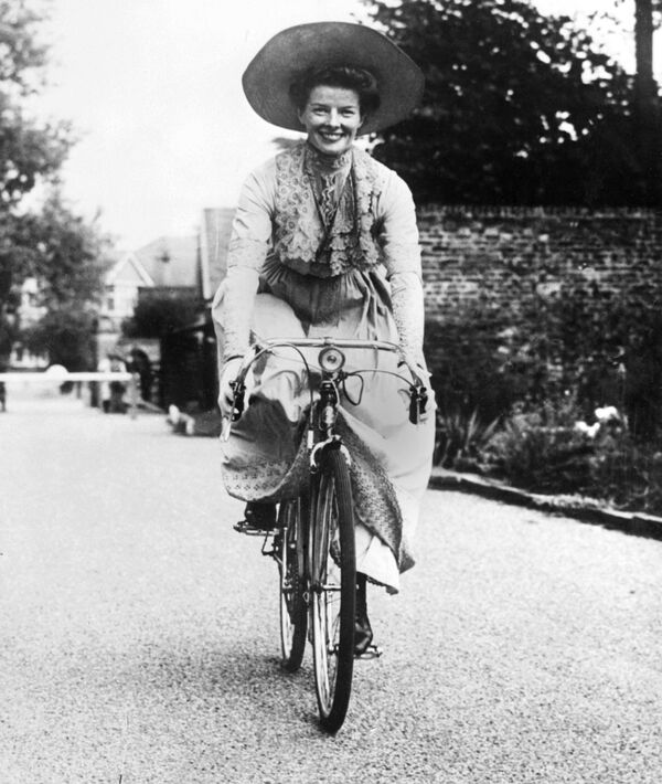 Nữ diễn viên người Mỹ Katharine Hepburn đạp xe trong bộ phim Nữ hoàng châu Phi của John Huston ở Anh năm 1952. - Sputnik Việt Nam