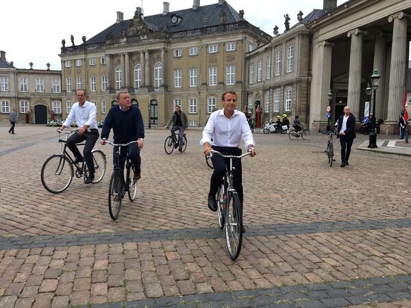 Tổng thống Pháp Emmanuel Macron và Thủ tướng Đan Mạch Lars Lokke Rasmussen đạp xe trong chuyến thị sát Copenhagen. - Sputnik Việt Nam