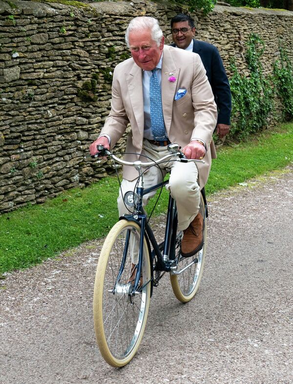 Thái tử Charles của Anh đạp xe nhân sự kiện «Cung điện trên Bánh xe» ở Anh. - Sputnik Việt Nam