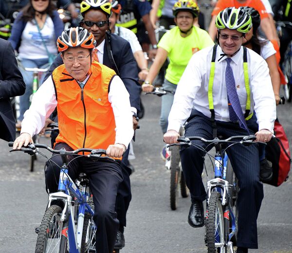 Tổng thư ký Liên Hợp Quốc Ban Ki-moon đi xe đạp cạnh Bộ trưởng Ngoại giao Costa Rica Manuel Gonzalez tại San José. - Sputnik Việt Nam