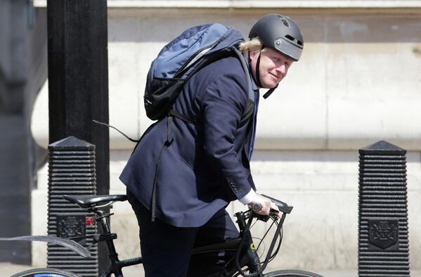 Boris Johnson đi qua Westminster ở trung tâm London. - Sputnik Việt Nam