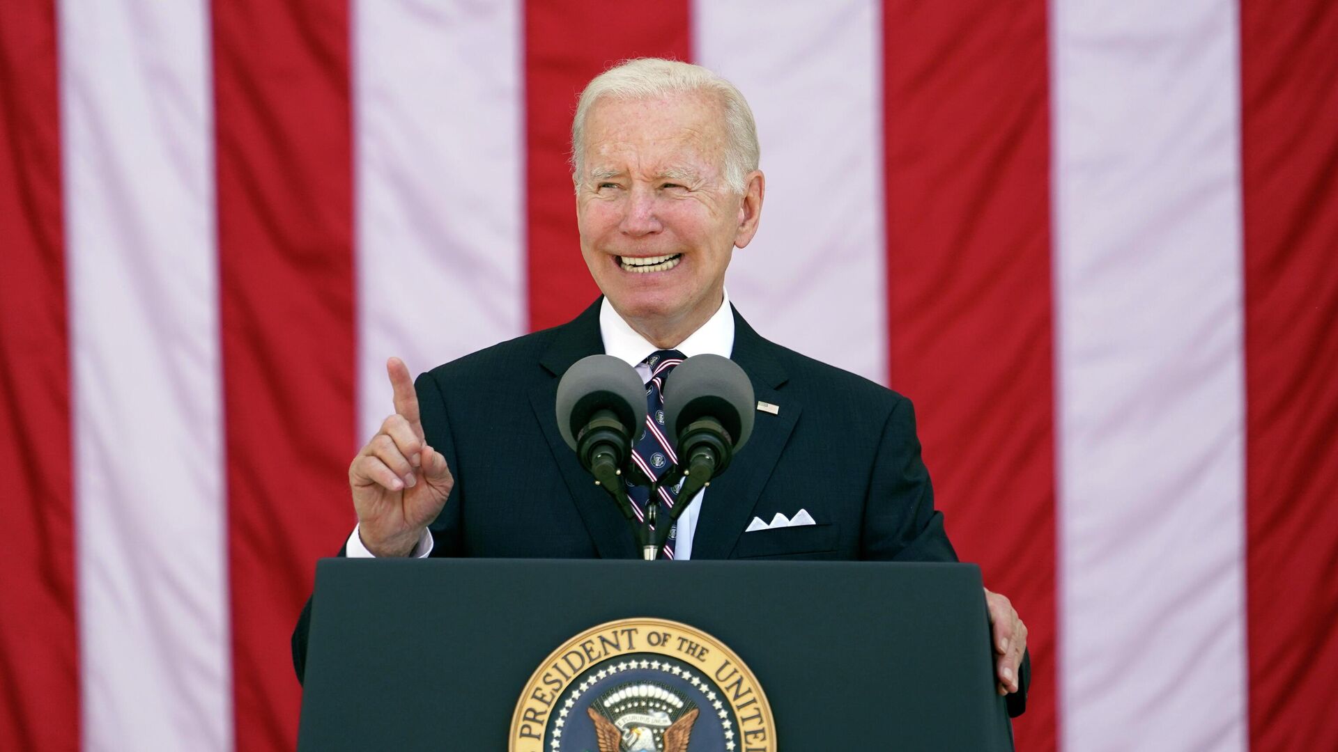 Tổng thống Joe Biden phát biểu tại Nghĩa trang Quốc gia Arlington trong lễ tưởng niệm Chiến sĩ trận vong của Hoa Kỳ - Sputnik Việt Nam, 1920, 04.10.2022