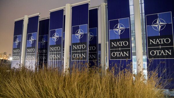 Biểu ngữ có logo NATO trước trụ sở chính ở Brussels - Sputnik Việt Nam
