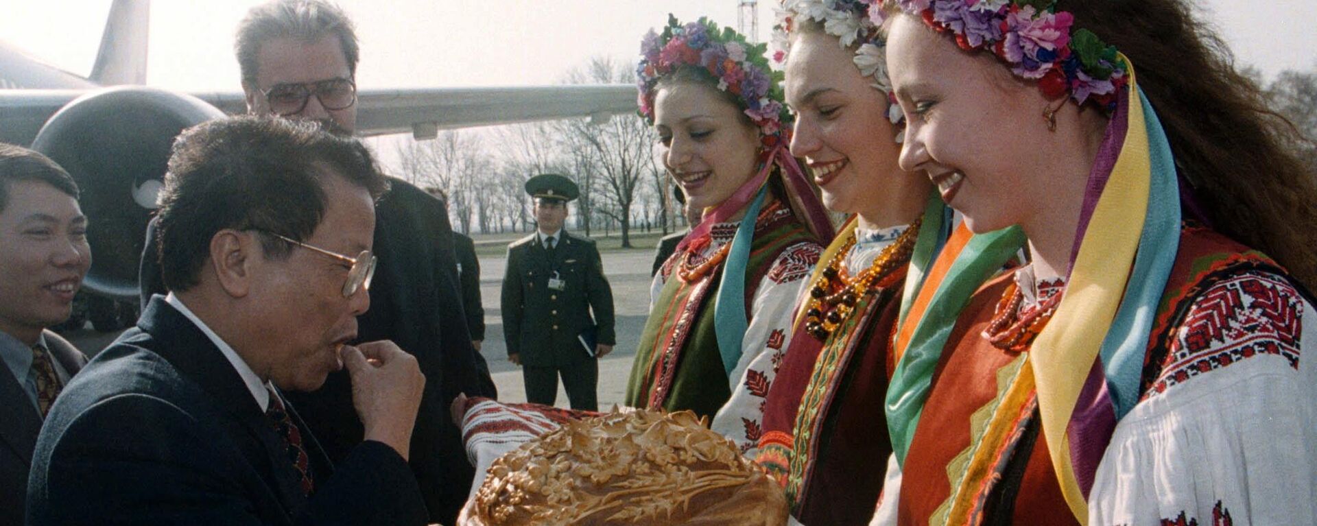 Chủ tịch Việt Nam Trần Đức Lương được đón tiếp bằng bánh mì và muối tại sân bay Borispol, Kiev.
Ảnh lưu trữ  - Sputnik Việt Nam, 1920, 03.06.2022
