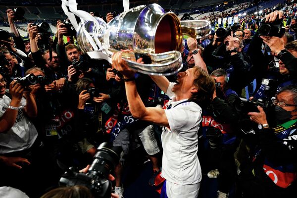 Cầu thủ Luka Modric đội Real Madrid ăn mừng chiến thắng trong trận chung kết bóng đá Champions League ở Saint-Denis, Pháp. - Sputnik Việt Nam