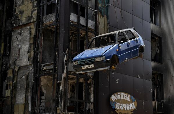 Bộ Tình trạng Khẩn cấp của Liên bang Nga cẩu chiếc ô tô bị hỏng ở Mariupol. - Sputnik Việt Nam