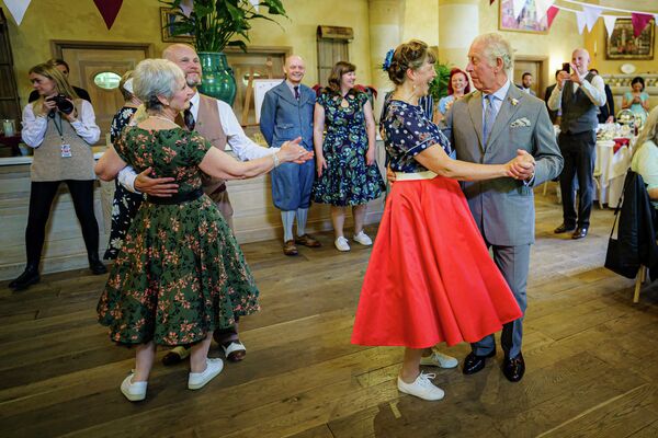 Thái tử Charles khiêu vũ với Bridget Tibbs trong đại lễ Bạch kim kỷ niệm 70 năm trị vì của Nữ hoàng Anh. - Sputnik Việt Nam