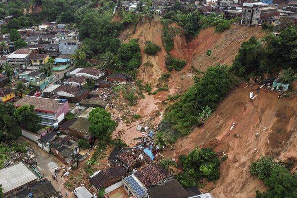 Trận lở đất phá hủy các ngôi nhà ở cộng đồng Jardim Monte Verde, Brazil. - Sputnik Việt Nam