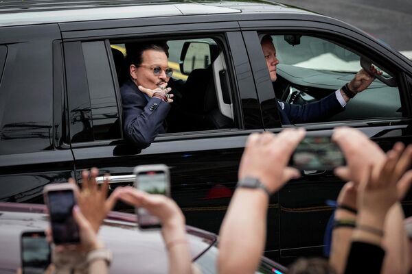 Johnny Depp hào hứng với người hâm mộ sau khi phiên tòa kết thúc. - Sputnik Việt Nam