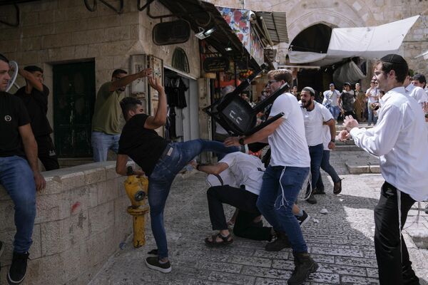 Người Palestine và thanh niên Do Thái đụng độ ở Thành cổ Jerusalem. - Sputnik Việt Nam