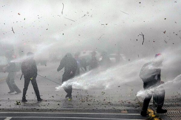 Cảnh sát dùng vòi rồng giải tán biểu tình của sinh viên ở Santiago, Chile. - Sputnik Việt Nam