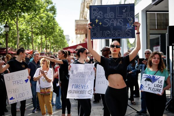 Vũ công quán rượu Lido và các thành viên công đoàn biểu tình để cứu việc làm của họ trên đại lộ Champs Elysées ở Paris. - Sputnik Việt Nam