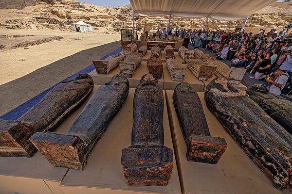 Những chiếc quách ở hầm mộ chứa xác ướp và tượng được các nhà khảo cổ học phát hiện tại Bubastian ở nghĩa địa Saqqara, Ai Cập. - Sputnik Việt Nam