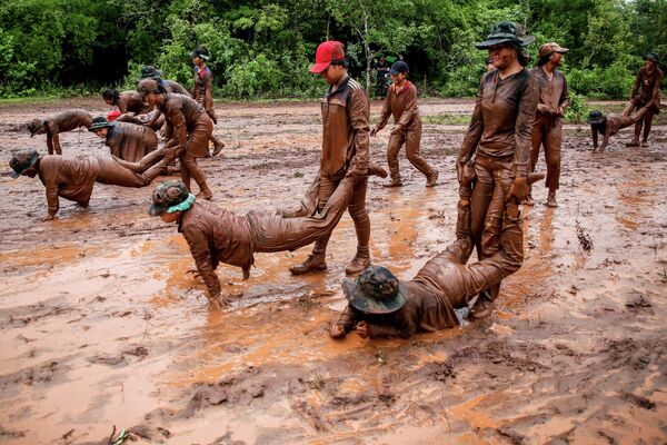 Tiểu đoàn nữ của Lực lượng Phòng vệ Quốc gia Karenni huấn luyện trong rừng, Myanmar. - Sputnik Việt Nam