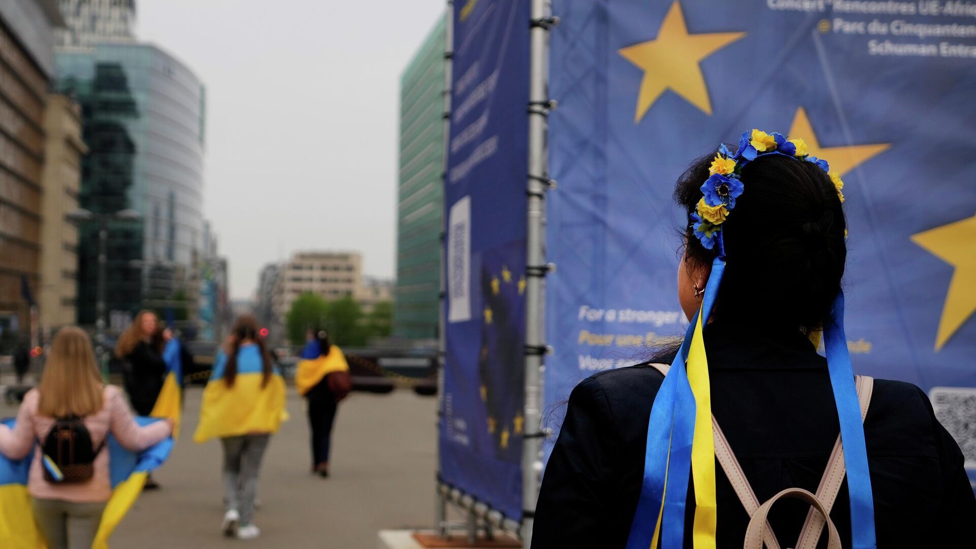 Người biểu tình mang cờ Ukraina khi tham gia một cuộc biểu tình gần trụ sở EU ở Brussels - Sputnik Việt Nam, 1920, 28.09.2023