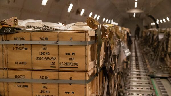 Các pallet đạn dược, vũ khí và các thiết bị khác từ Mỹ chuyển đến Ukraina - Sputnik Việt Nam