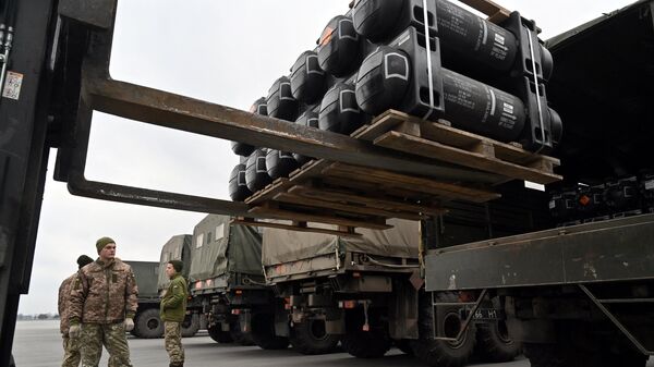 Dỡ tên lửa chống tăng cơ động do Mỹ cung cấp cho Ukraina trong khuôn khổ hỗ trợ quân sự - Sputnik Việt Nam