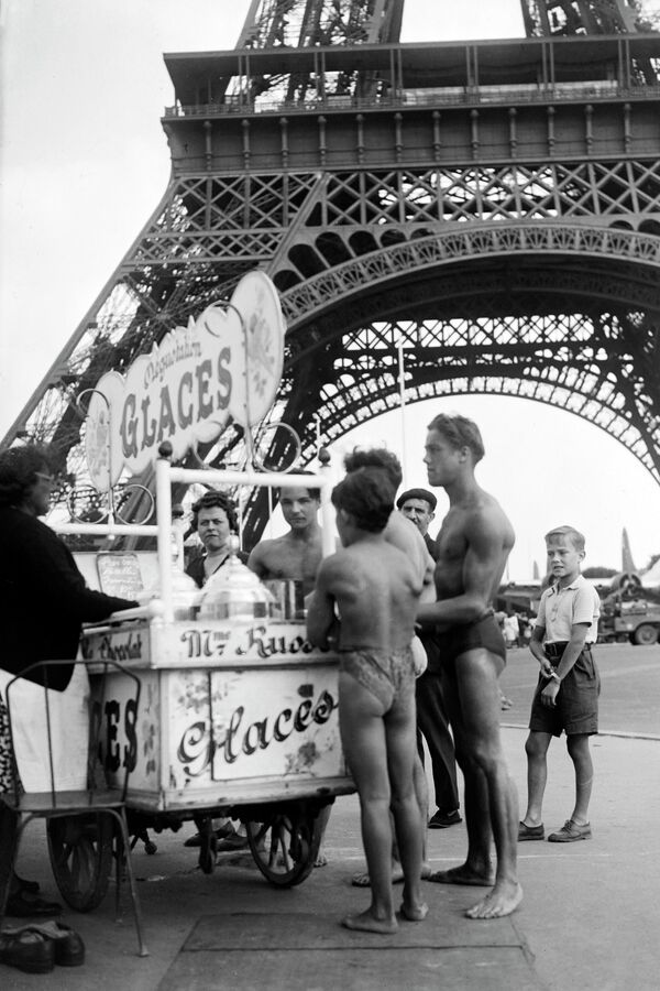 Thanh niên mua kem trong đợt nắng nóng ở Paris, năm 1945. - Sputnik Việt Nam